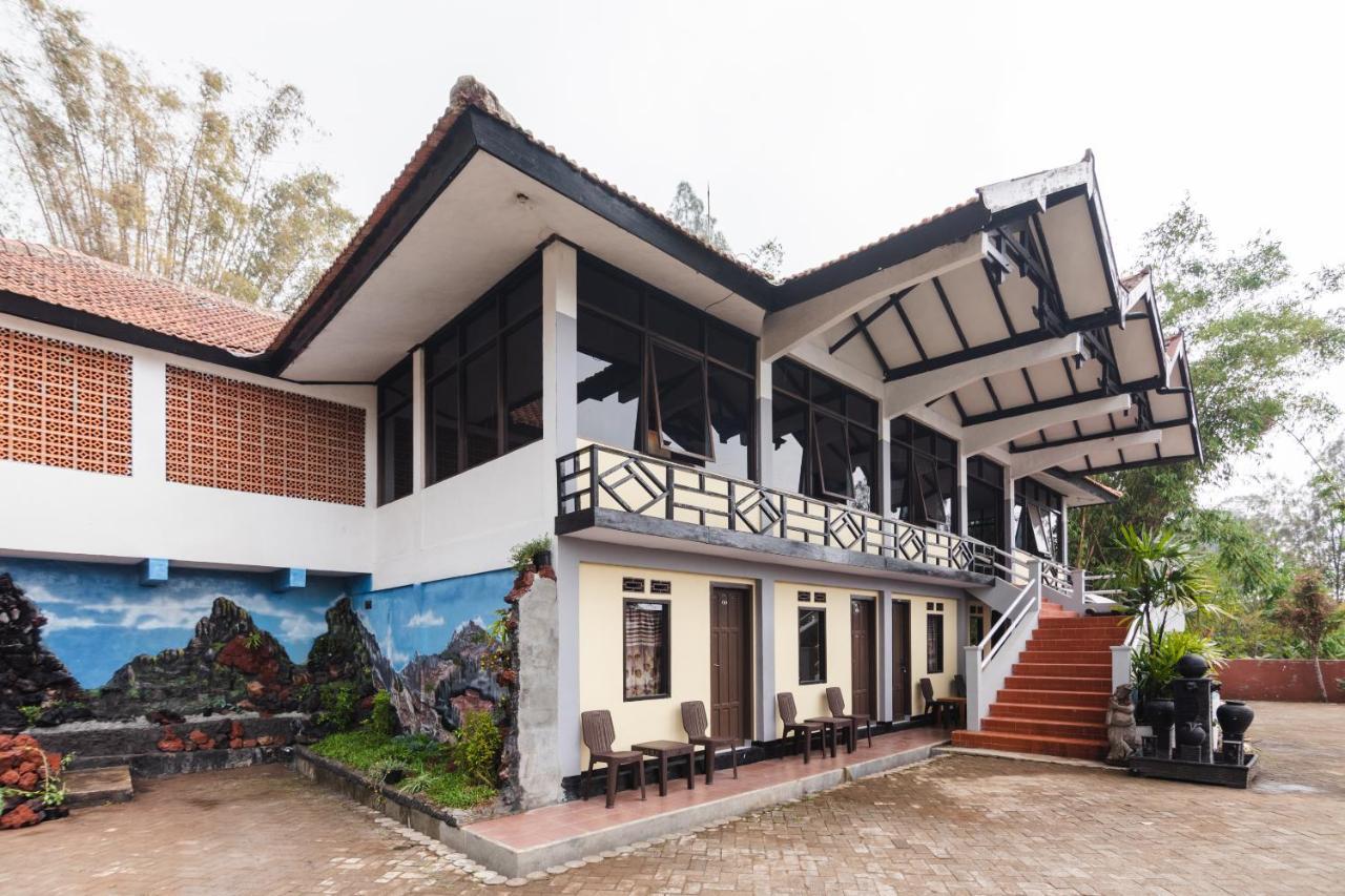 Oyo 1852 Intan Bromo Homestay Пасуруан Екстериор снимка