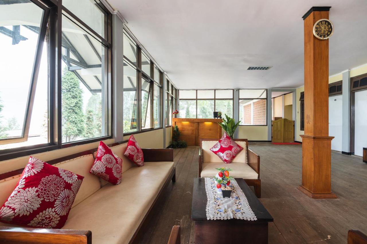 Oyo 1852 Intan Bromo Homestay Пасуруан Екстериор снимка